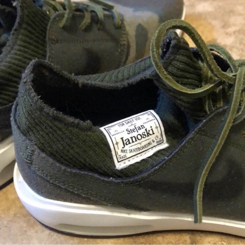 Nike - Picture 5 of 5